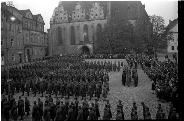 Panachyda s vojskem na náměstí, T. G. Masaryk?   Panachyda,voják,uniforma,T. G. Masaryk