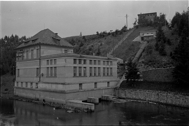 33. - Elektrárna u Sedlické přehrady   přehrada,strojovna,turbina,událost