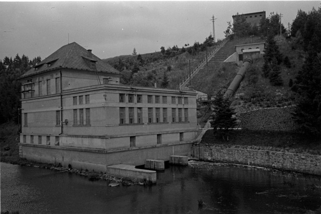 27. - Elektrárna  u Sedlické přehrady   přehrada,strojovna,turbina,událost