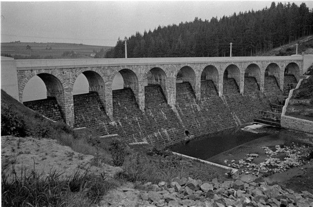 16. - Událost u Sedlické přehrady   přehrada,strojovna,turbina,událost