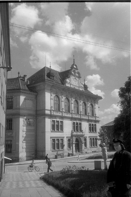 Z Křižíkova náměstí ke Komerční bance za 2. světové války   Tábor,Křižíkovo náměstí,Třída 9. květ