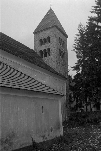 Od románského kostela k zámečku, Neustupov   kostel,zámek