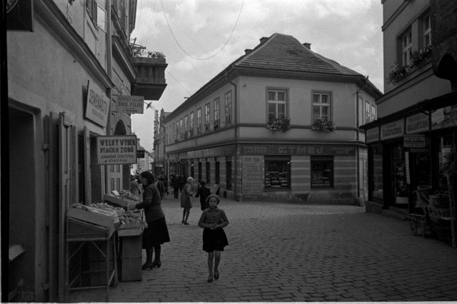 Cestou z náměstí  mlýn obráceně Pražská,obchod