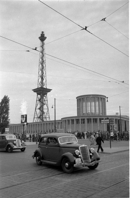 Šechtlovi a Dušek v Berlíně na olympiádě  Ford V8 německé výroby, Petr Hošˇtálek Berlín,olympiáda