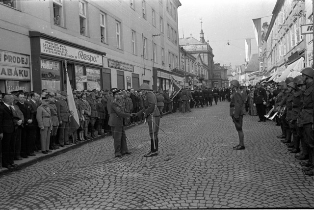 Tábor, 20.9.1936 loučení s 48/II plukem   tady podobně - jako nahoře - strážník státní policie stojí před davem po pravé ... Tábor, vojsko,slavnost, Palackého