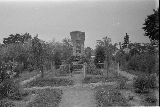 V Nové Vsi, pomník padlým v 1. světové válce   Nová Ves,socha