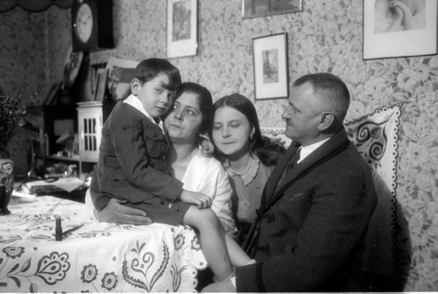 Josef Jindřich Šechtl doma s rodinou   Šechtlovi,Josef Jindřich Šechtl,Josef Šechtl,Božena Šechtlová,Lída Šechtlová