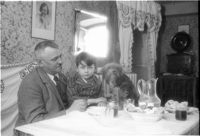 Josef Jindřich Šechtl doma s rodinou a pes Tuci   Šechtlovi,Josef Jindřich Šechtl,Josef Šechtl,