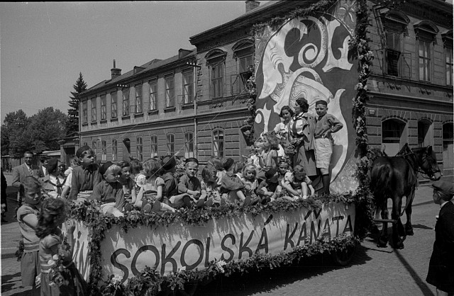 Průvod v Táboře  na obalu sokol32, škrtnuto, 1. máj 1948 sokol, Tábor,slavnost,kroj,průvod,sokolská káňata