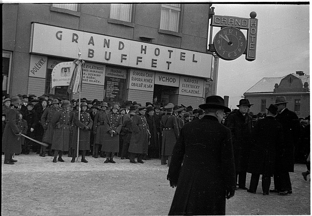 vojáci na Křižíkově náměstí, třetí zprava JUDr Fr. Macháček  určil Ing. Jiří Kroupa Grand,voják