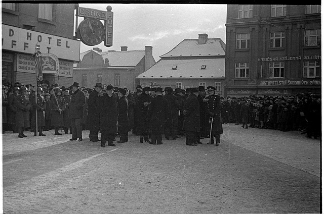 vojáci na Křižíkově náměstí, 305 dělostřelecký pluk v Táboře  třetí zprava děkan Fridrich a vpravo podplukovník Antonín Tlamicha velitel prapo... voják