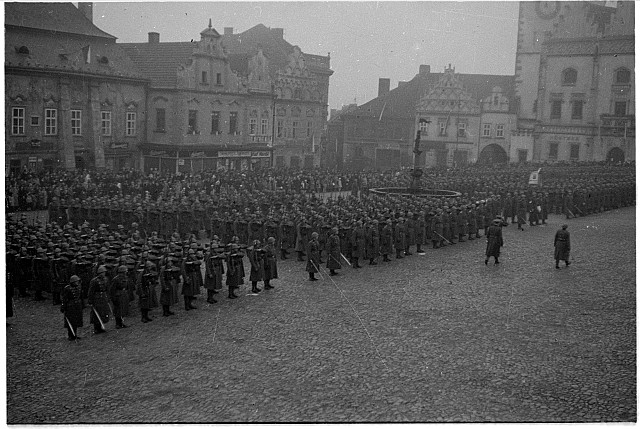 Vojsko na náměstí   náměstí