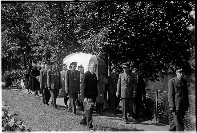 Pohřeb prezidenta E. Beneše v Sezimově Ústí   pohřeb,Sezimovo Ústí,prezident E.Beneš,vila