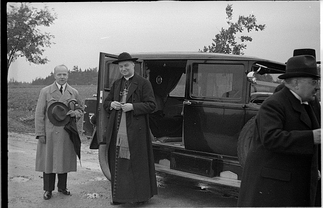 Kardinál Karel Kašpar v Pelhřimově 4.9. 1934 příjezd   kardinál Karel Kašpar,Pelhřimov,Vaněk,auto
