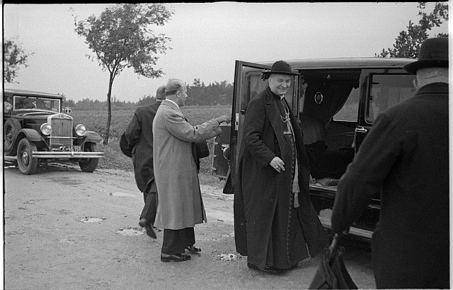 Kardinál Karel Kašpar v Pelhřimově 4.9. 1934 příjezd  SPZ -46 151 kardinál Karel Kašpar,Pelhřimov,Vaněk,auto