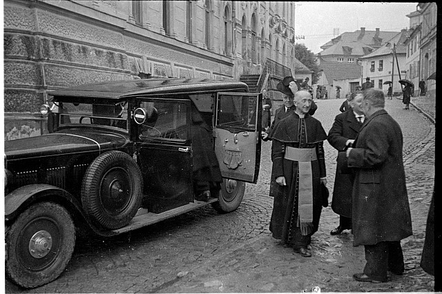 Kardinál Karel Kašpar v Pelhřimově 4.9. 1934   kardinál Karel Kašpar,Pelhřimov,Vaněk,auto