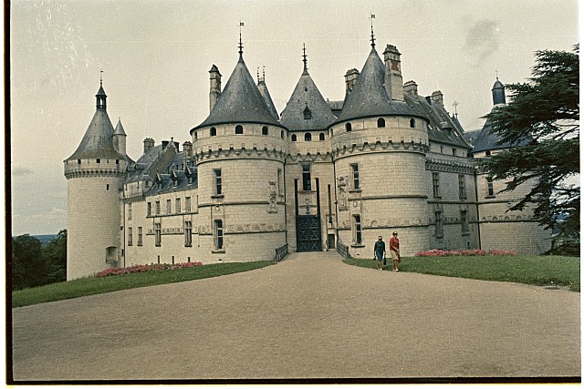 Dovolená ve Francii - Chaumont-sur-Loire, zámek na Loiře  Popsáno na papírku jako: Blois, zámek na Loiře, přístav asi Blois, socha v pozad... Francie,moře,dovolená