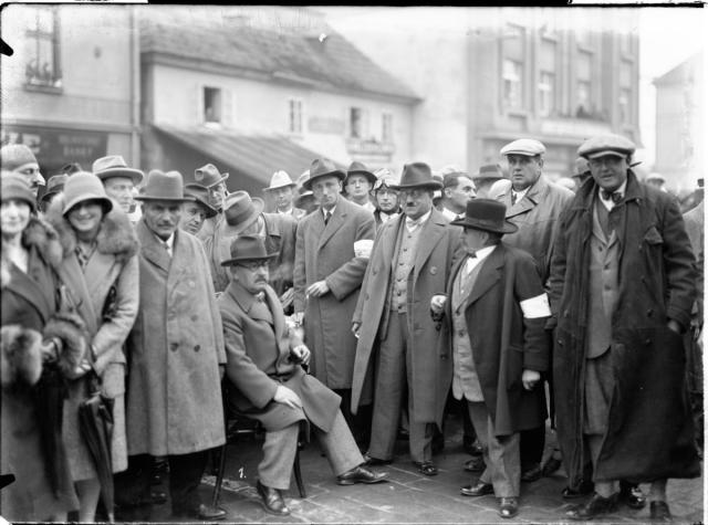 Porota automobilového závodu v roce 1928   skupina,reportáž,Tábor,Kubíček