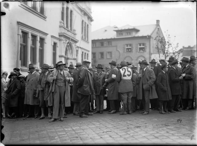 Čekání na vítěze automobilových závodů v roce 1928   Tábor,autoklub,sport,závody