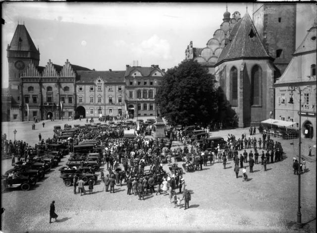 Sraz automobilů a motocyklů na Žižkově náměstí s kapelou 1929   Tábor,autoklub,sport,závody