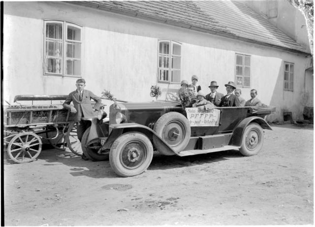  Stolní společnost Pffff v autě na Vrtačkách 1927  auto Praga Mignon, Petr Hošťálek Vrtačky,pouť,slavnost,auto,skupina