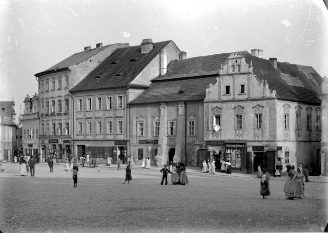 Jižní strana Žižkova náměstí s restaurací "U zlatého lva", okolo roku 1900   Tábor,náměstí,dům u Lva,