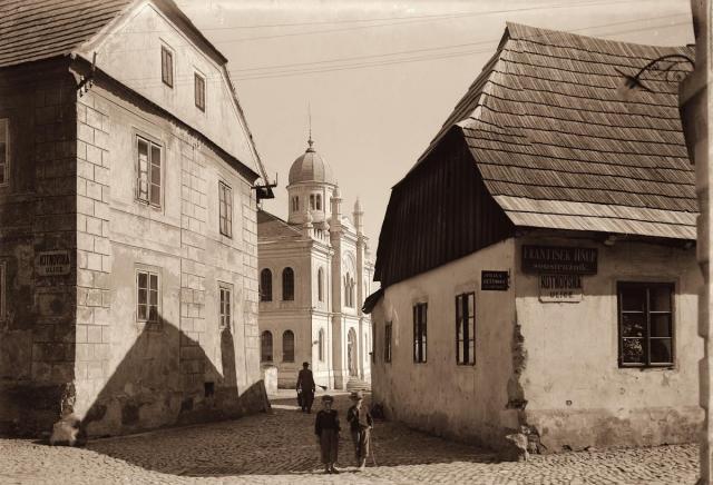 Pohled na synagogu z Kotnovské ulice po roce 1902
