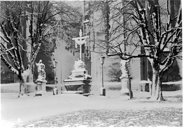 náměstí v zimě - kříž a kostel 1929   Tábor,náměstí,zima,kříž,děkanský kostel