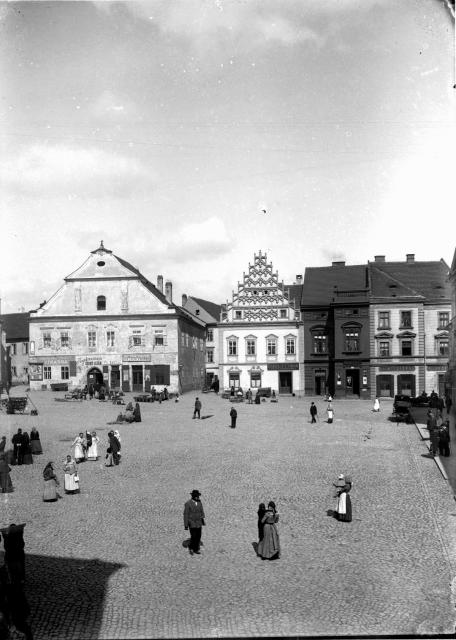 Žižkovo náměstí s Besedou a Ctiborovým domem koncem 19.století   Tábor,náměstí, Beseda, Ctiborův dům,lidi
