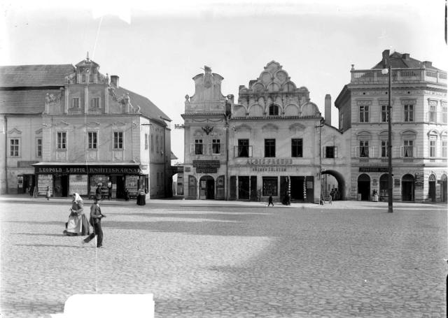 Náměstí -jih Leopold Lustic,knihtiskárna,Alois Freund,obchod železem Rokoková fasáda měšťanského domu čp 18. postaveného na úzké parcele. Tábor,náměstí