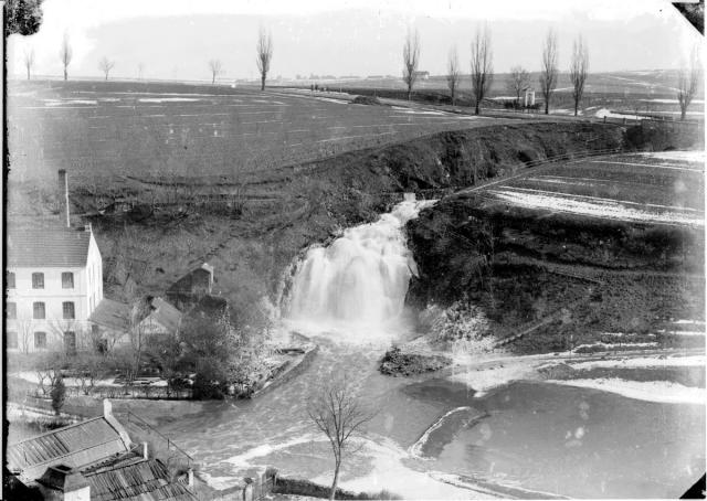 Rozvodněný vodopád v roce 1900   Nahoře kaplička božích muk zbouraná Josefem Trejbalem při stavbě domu,dnes pensi... Tábor,Jordán,vodopád,katastrofa