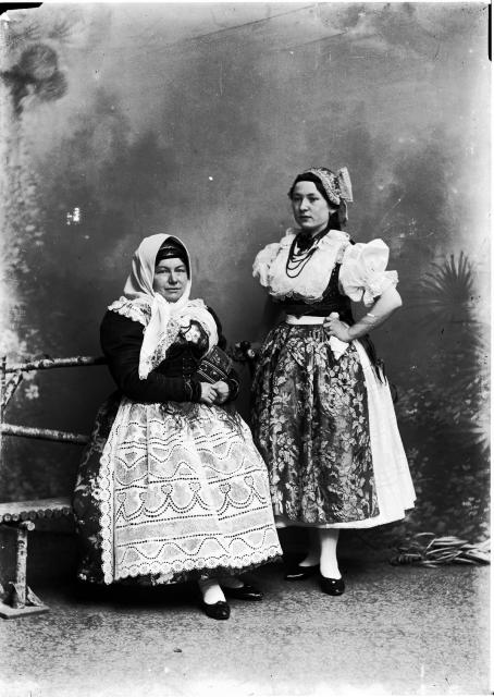 dvě ženy v krojích   kroj,Táborský kroj,kozácký kroj