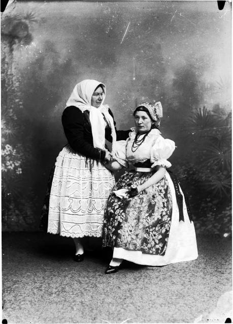 dvě ženy v kozáckých krojích   kroj,postava,táborský kroj,kozácký kroj
