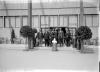 výstava 1929-zájezd Min. Beneše skupina menší u granátu do houfnice průměru 45cm