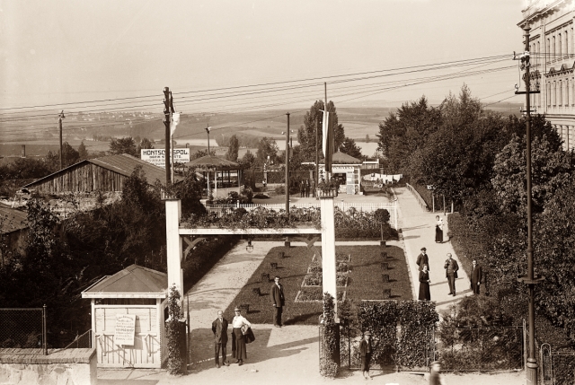 Výstaviště ovocnářské výstavy před budovou Akademie, 1920
