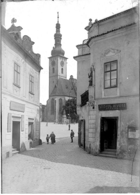 vyústění Pražské ulice na náměstí - kostel  převrácený negativ Pražská ulice,Tábor