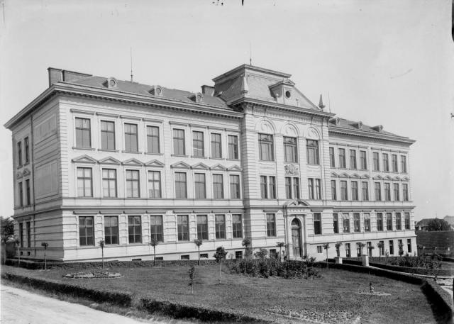 dívčí obecná a měšťanská škola v Pelhřimově,dnes obchodní akademie, kolem roku 1910  dívčí obecná a měšťanská škola v Pelhřimově,dnes obchodní akademie, kolem roku 1... Pelhřimov