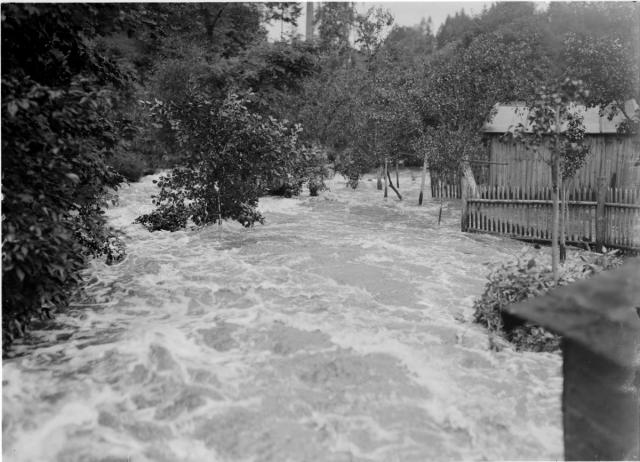 povodeň  Rozvodněný Jordánský potok, bývalá Tismenice, při povodni 26.8.1925,pod Městským... Tábor,povodeň,potok,katastrofa