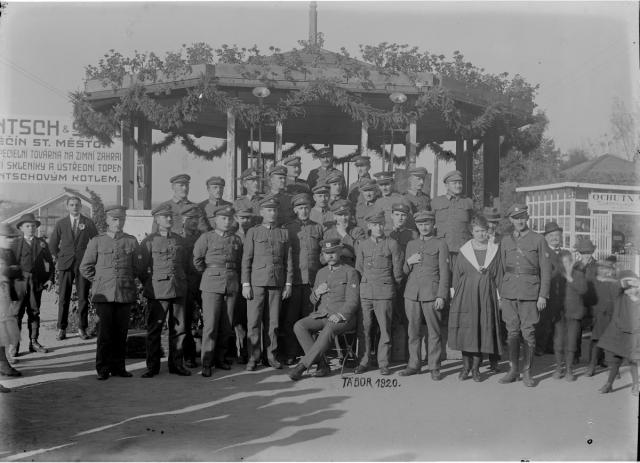 Skupina vojáků na ovocnické výstavě v botanické zahradě   výstava,Hospodářská škola,Tábor,skupina,voják,uniforma