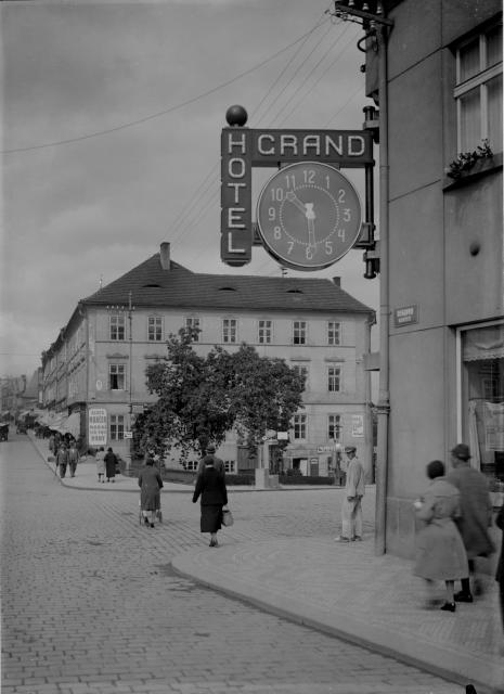 Světelná reklama Grand Hotelu Grand Hotel,Alois Mráček,módní síň pro pány,Praha Písek,Riegrovo Náměstí  reklama,elektrika,Tábor