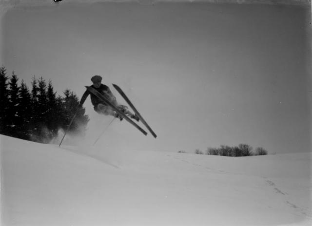 Lyžař ve výskoku u Tábora 1929   Tábor,sport, zima,lyžař