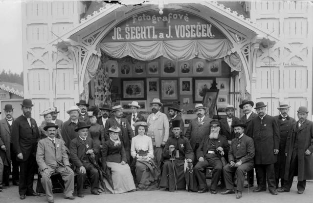 Skupina před pavilonem Šechtl a Voseček na Krajinské výstavě roku 1902 Fotografové Ig. Šechtl a J. Voseček,stavbu provedl  Emol Klier  Tábor,skupina,Šechtl, krajinská výstava