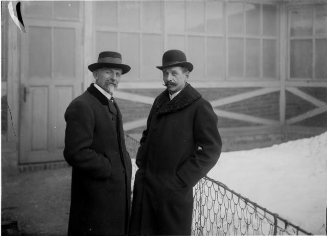 Jan Voseček a neznámý pán(může být dr. Kos, d. Pavlík a nebo rod Stockých, Ferdinand) před atelierem   postava,muž,zima