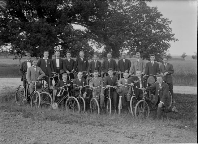 cyklisté v Turovci 1925   kola,skupina,Turovec