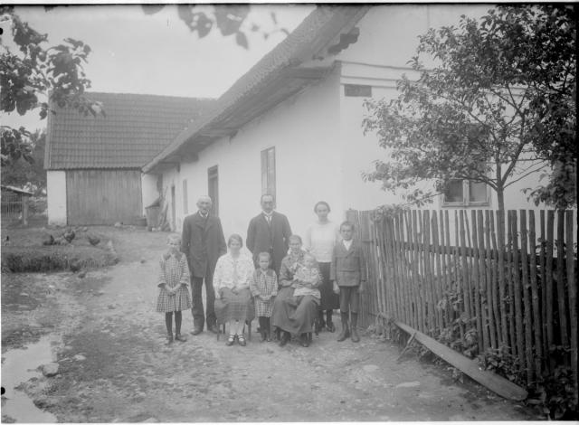 Rodina Prokopova před stavením č.38 v Turovci 12. 7. 25   skupina,rodina,Turovec,Prokop