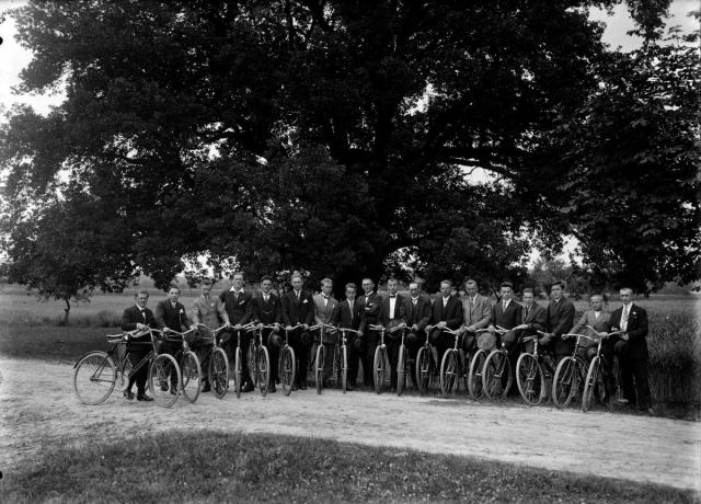 Cyklisté pod památným dubem v Turovci 1925