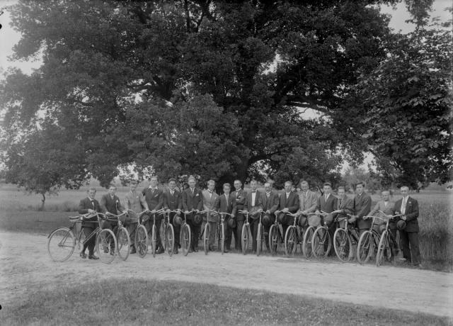 Cyklisté pod památným dubem v Turovci 1925   skupina,kola,Turovec