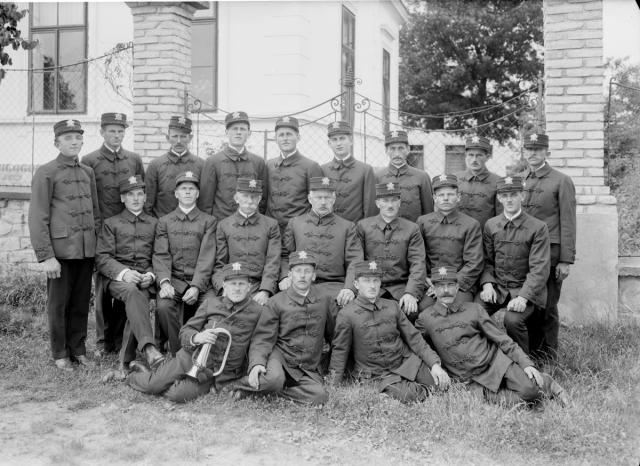 Skupina hasičů v Turovci 1925   skupina,hasiči,Turovec,uniforma