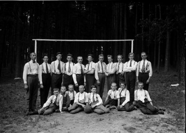 Chlapci na fotbalovém hřišti v Turovci 1925