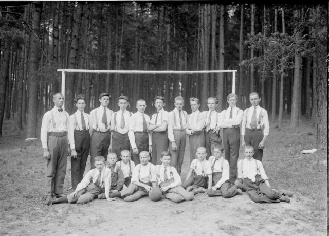 Chlapci na fotbalovém hřišti v Turovci 1925   skupina,Turovec,fotbal,míč